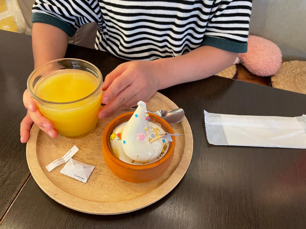 oosm_mgm's tweet photo. 吉祥寺ファミリーシアター『星の王子さま』双子と観てきました。

とてつもない観劇体験だった...
この舞台を創り上げるすべての要素が、ひとつも余すことなく素敵だった。久しぶりに、涙。双子の反応などで、観客としての私の情緒が何倍にも増幅することをはじめて知った。ちゃっかりアイスも食べた https://t.co/O9F7Qbd6J2