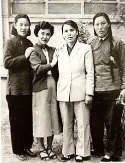Leolucky111's tweet photo. 1954年出席第一屆全國人大會議的山西代表團四位女代表：
左一：胡文秀（劉胡蘭的母親）
左二：郭蘭英
左三：李輝（臨汾地區幹部）
左四：申紀蘭
从照片上看，左右二人的面相互预示着内心���毒肮脏。 https://t.co/3mvFxdkggb