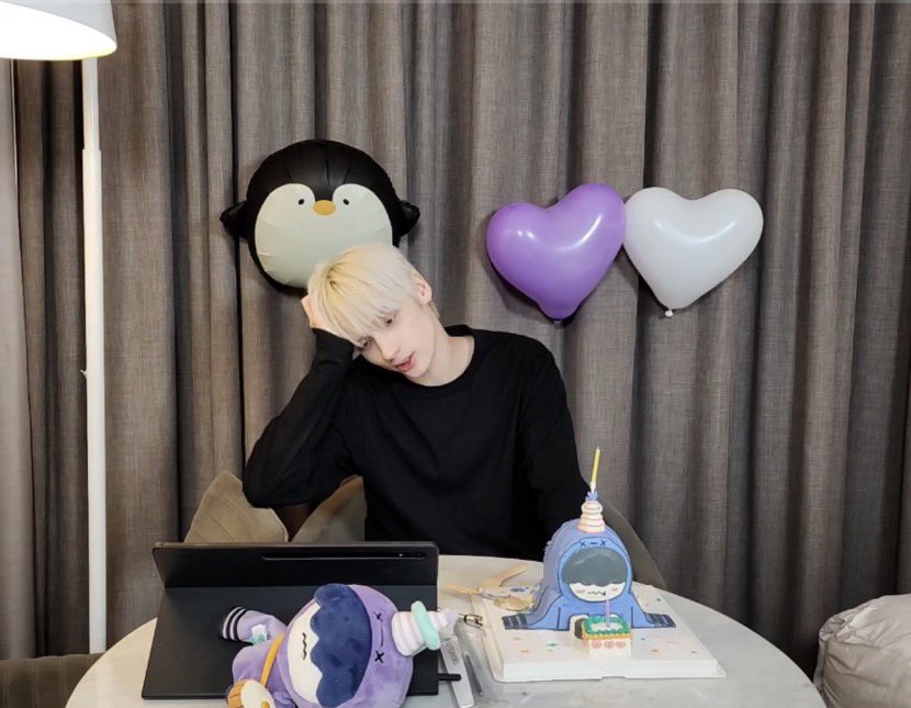 translatingTXT's tweet photo. 🐧 i trimmed my hair today so i look rounder https://t.co/z9wWXaOUKM