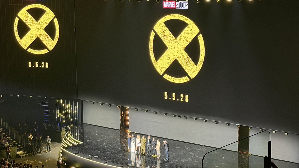 sadiesinkbra's tweet photo. Sadie Sink subiu ao palco da D23 pra anunciar que o filme dos X-Men será lançado em MAIO DE 2028. https://t.co/Uixz202cE8
