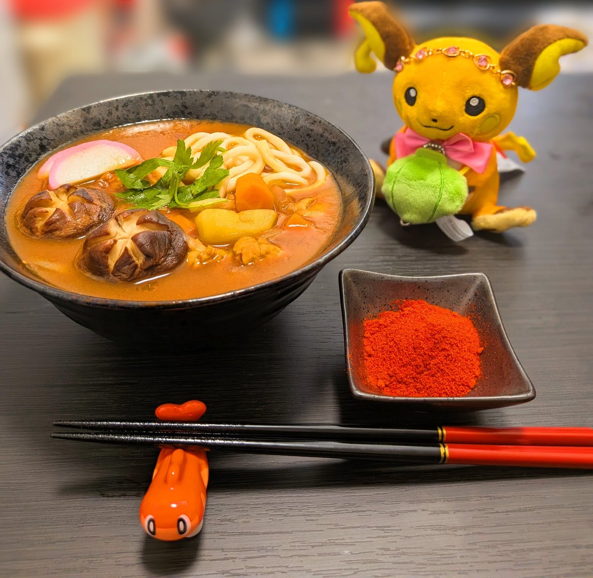 kuromame475's tweet photo. ポケスリの「とびはねるカレーうどん」再現🍛

特徴的な赤い粉は、韓国産唐辛子粉末+削り節粉で辛さ控えめの味変アイテムとして再現しました🌶 https://t.co/fUupFV8zuw