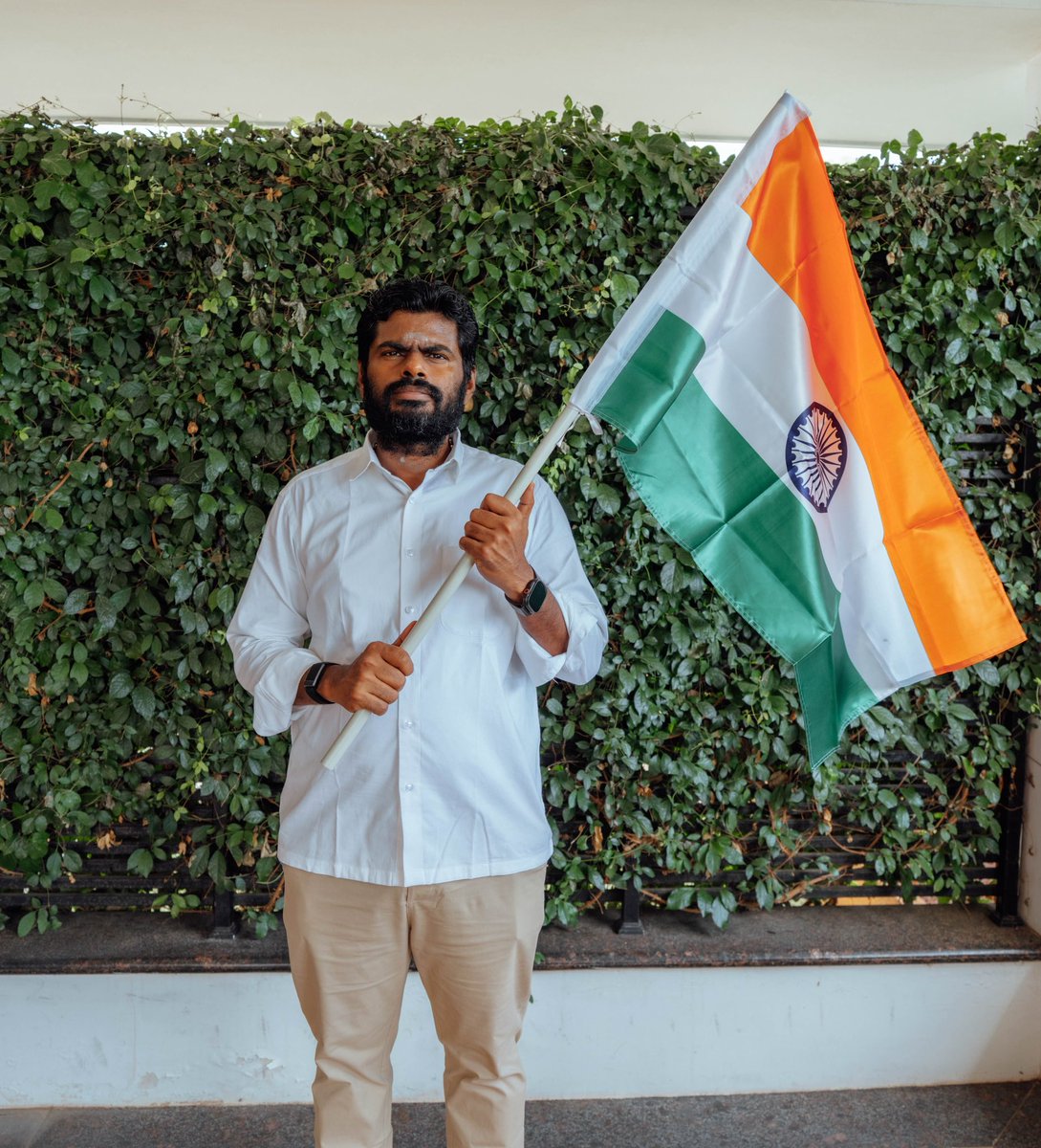 annamalai_k's tweet photo. அனைவருக்கும் நமது நாட்டின் இனிய 80-வது சுதந்திர தின நல்வாழ்த்துக்களைத் தெரிவித்துக் கொள்கிறேன். 

தங்கள் இன்னுயிரை தியாகம் செய்து, நமக்கு சுதந்திரத்தைப் பெற்றுத் தந்த, எண்ணற்ற சுதந்திரப் போராட்ட வீரர்களின் தியாகம், வீரம் மற்றும் அர்ப்பணிப்பின் அடையாளமாக விளங்கும் நமது தேசியக் கொடியைக் கையிலேந்தி, பெருமிதத்துடன் நமது சுதந்திர தினத்தைக் கொண்டாடுவதில் மகிழ்ச்சி.

இந்த நன்னாளில், நமது தேசத்தின் ஒற்றுமையையும் இறையாண்மையையும் பாதுகாத்து, வளர்ச்சியடைந்த வலிமையான பாரதத்தை உருவாக்க நாம் அனைவரும் உறுதி ஏற்போம். பாரதத்தின் புகழ் உலகெங்கும் உயரட்டும். 

ஜெய் ஹிந்த்.

#இல்லம்தோறும்_தேசியக்கொடி