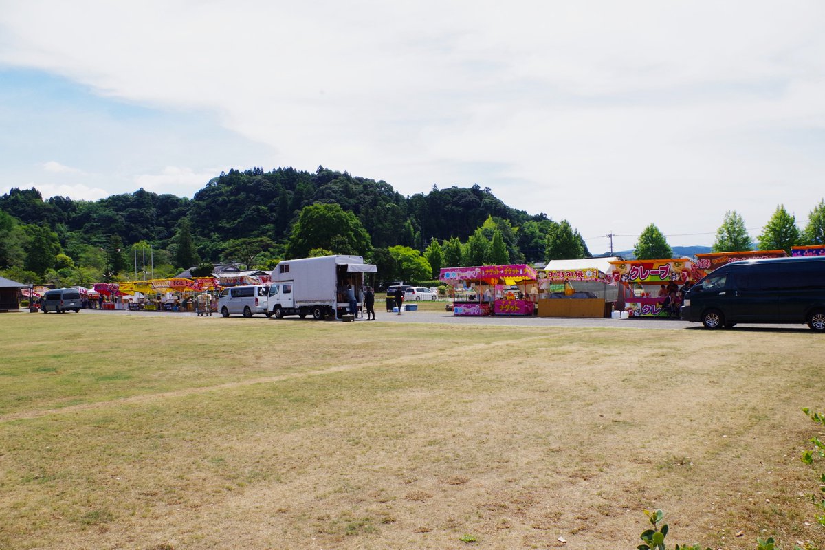 s540817sa's tweet photo. 今日は人吉花火大会ですね！
打上げ場所の中川原公園と、城内の会場の様子です。
昼前の時間でした、露店の準備が進んでいます。
会場の中にはブルーシートで、場所の確保している箇所が数件ありました。
皆さん楽しんでください🎆 https://t.co/q0VK8V16sq