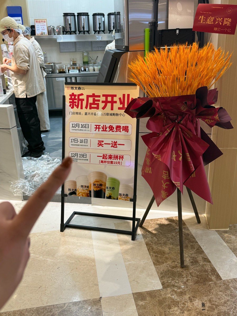 ferraffirmansya's tweet photo. New stock alert! Cold brew coffee u0026 salted egg yolk chips just hit our shelves—perfect for your midday pick-me-up https://t.co/Kkh4u0CrKf