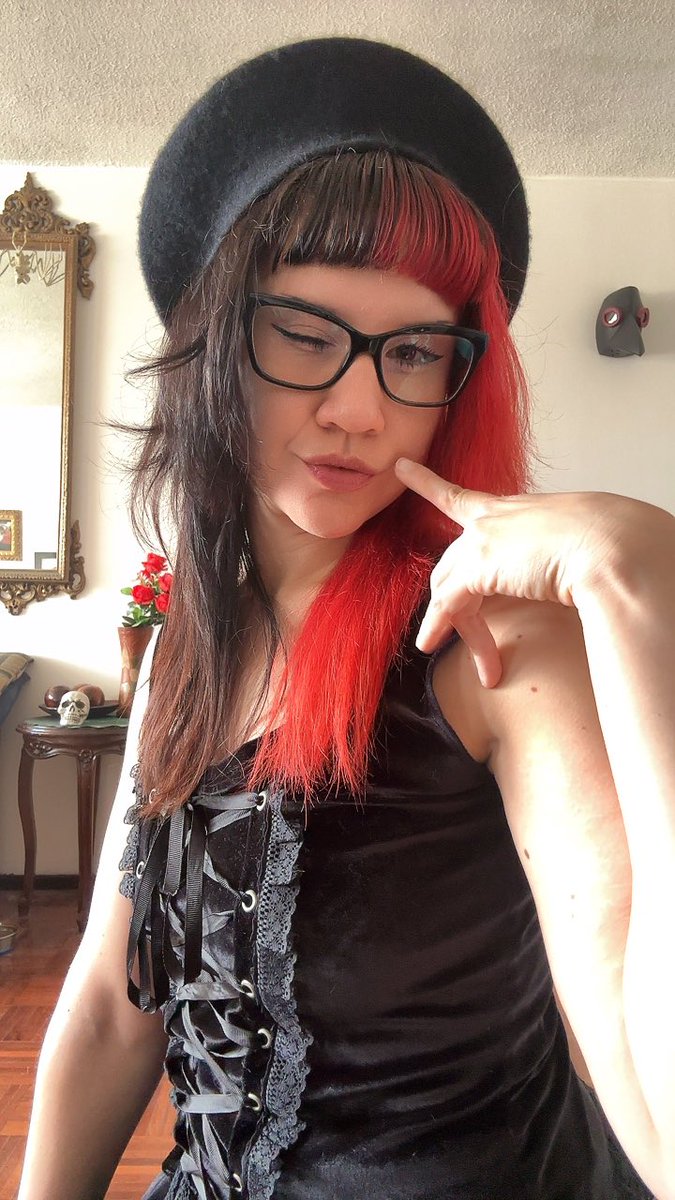 daraxpon's tweet photo. I realized my hair is looking a bit 🪼 again because of the weird growth. I look cute though. But I need to refresh colors. The black doesn’t look as black anymore 🤣 https://t.co/yef684HBWl