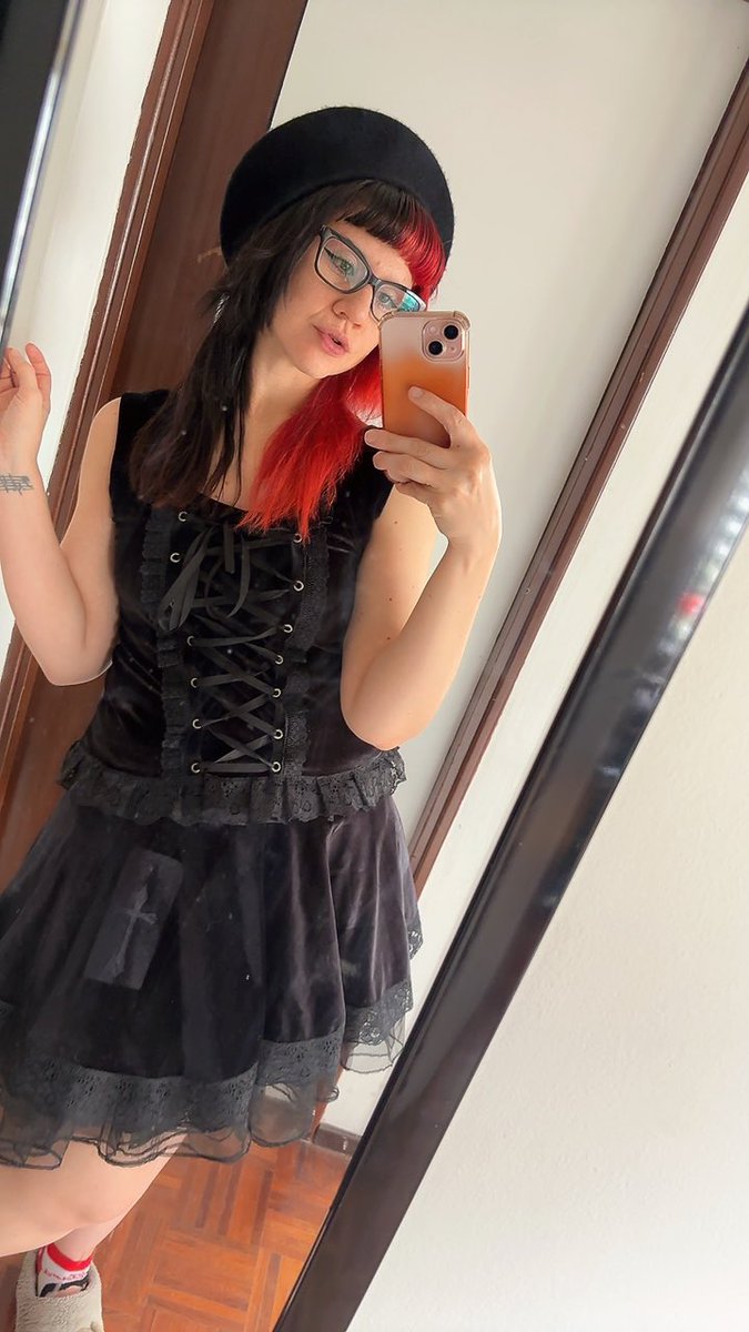 daraxpon's tweet photo. I realized my hair is looking a bit 🪼 again because of the weird growth. I look cute though. But I need to refresh colors. The black doesn’t look as black anymore 🤣 https://t.co/yef684HBWl