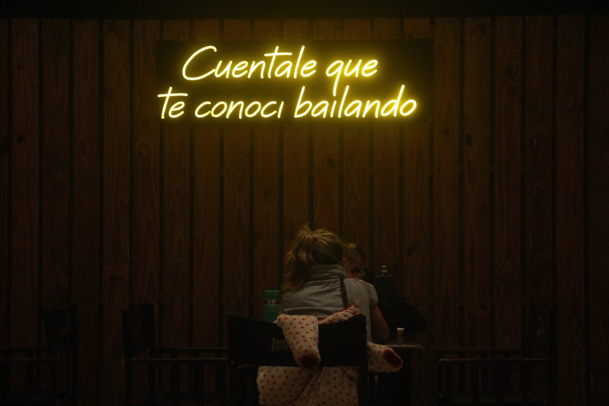 nosoyotroalejo's tweet photo. Fuí a sacarle fotos a la banda de @nicosintalento y metí esta foto Out Of Context que me encantó. https://t.co/L4SOPM4bKP