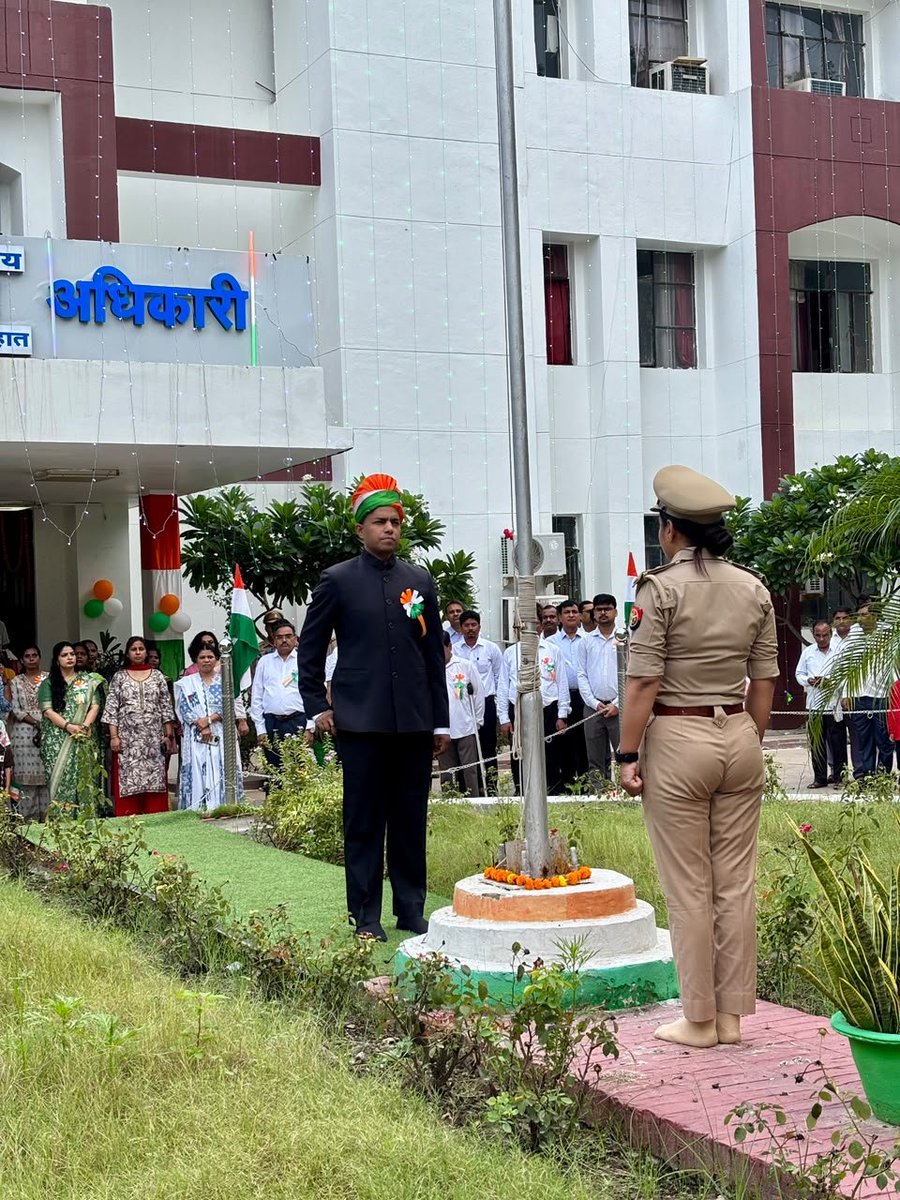 CdoKanpurDehat's tweet photo. 80वें स्वतंत्रता दिवस के पावन अवसर पर विकास भवन परिसर में मुख्य विकास अधिकारी  द्वारा ध्वजारोहण किया गया। इस दौरान उपस्थित अधिकारियों एवं कर्मचारियों ने पूर्ण राष्ट्रभक्ति के साथ वंदे मातरम का गायन किया।@UPGovt @sanjaychapps1
​#IndependenceDay #80thIndependenceDay #HarGharTiranga https://t.co/haiLkDRQW5