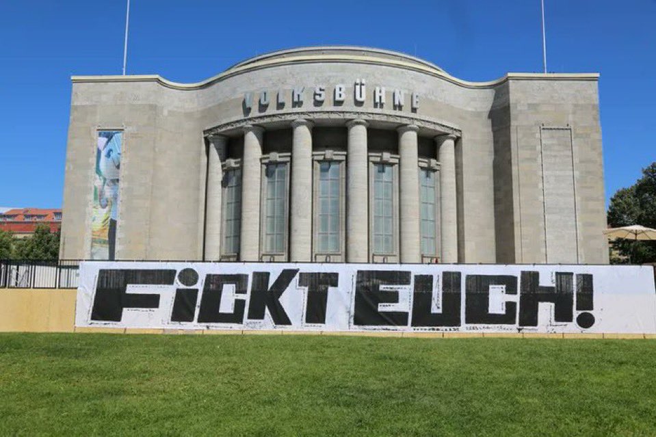 Mattenjahre's tweet photo. Dass man denen, die den ganzen Bums mit ihren Steuergeldern bezahlt haben, buchstäblich ein „Fickt euch!“ entgegenschleudert, sagt so ziemlich alles über die Diskursfähigkeit und den Stil der linken Kulturblase in der Hauptstadt aus. https://t.co/8gKPKWI22w
