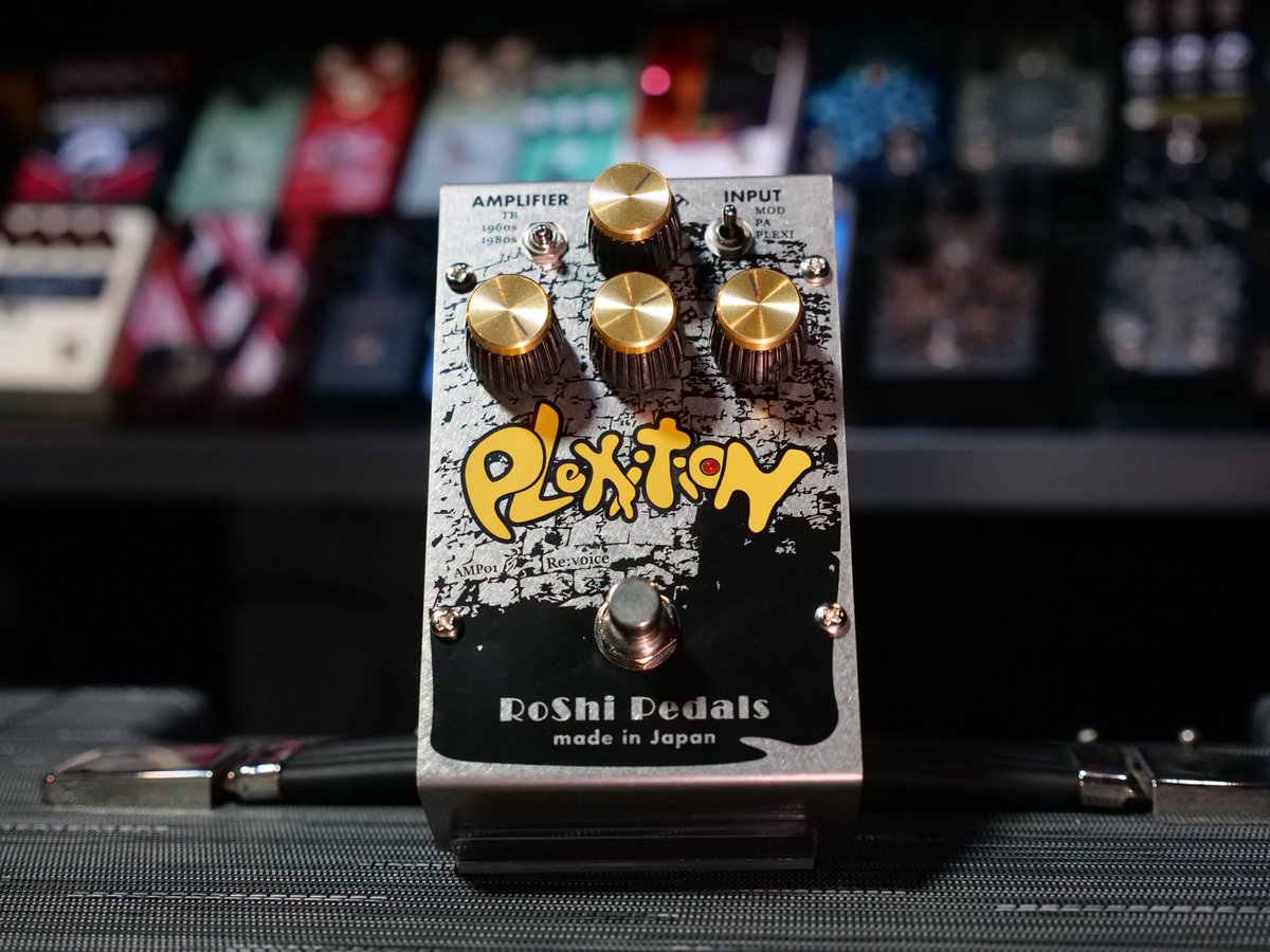iolatokyo's tweet photo. RoShi Pedals「Plexition Re:voice」

Plexiが築いたサウンドの系譜を、RoShi Pedals独自の視点で再解釈したオーバードライブ／プリアンプ。

煌びやかな高域と太い低域をベースに、3種類の歪みキャラクターと3種類の高域キャラクターを組み合わせ、ヴィンテージライクなクランチから鋭くエッジの効いたハイゲインまで幅広く対応。

Fuzz FaceやTone Benderなど、ファズとの組み合わせもおすすめ。

「もしRoShi PedalsがPlexiの進化の途中に存在していたら」

そんな“もう一つの歴史”から生まれたPlexi系ペダルです。
