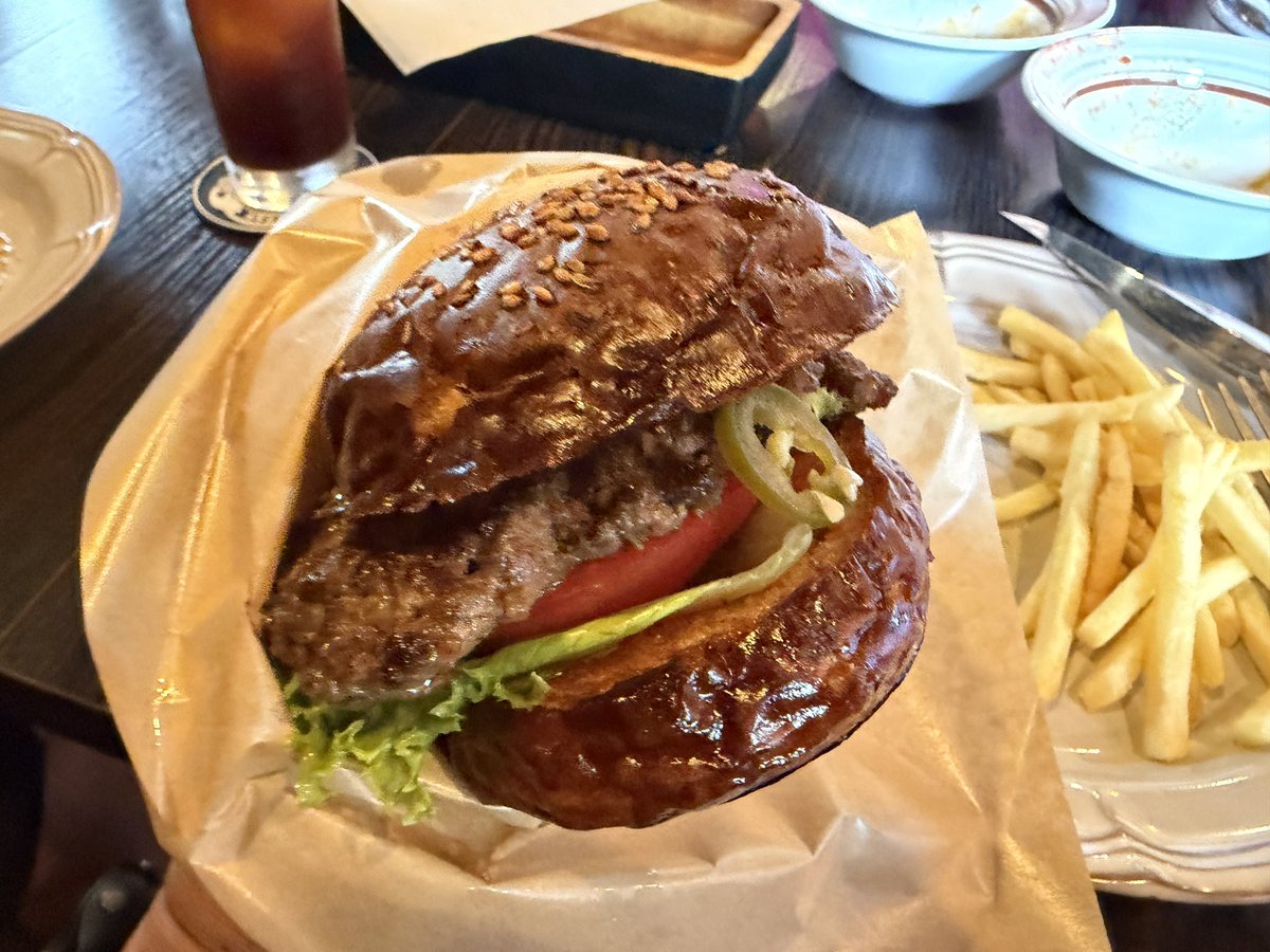 hotam17's tweet photo. 帰省から帰る娘を送りがてらのお昼🍔
ハンバーガーというより、「ハンバーグを使ったハンバーガー」的な
何言ってるかわかんないと思うけど、食べたらわかる
#ThisisB https://t.co/aMws6lhYuj