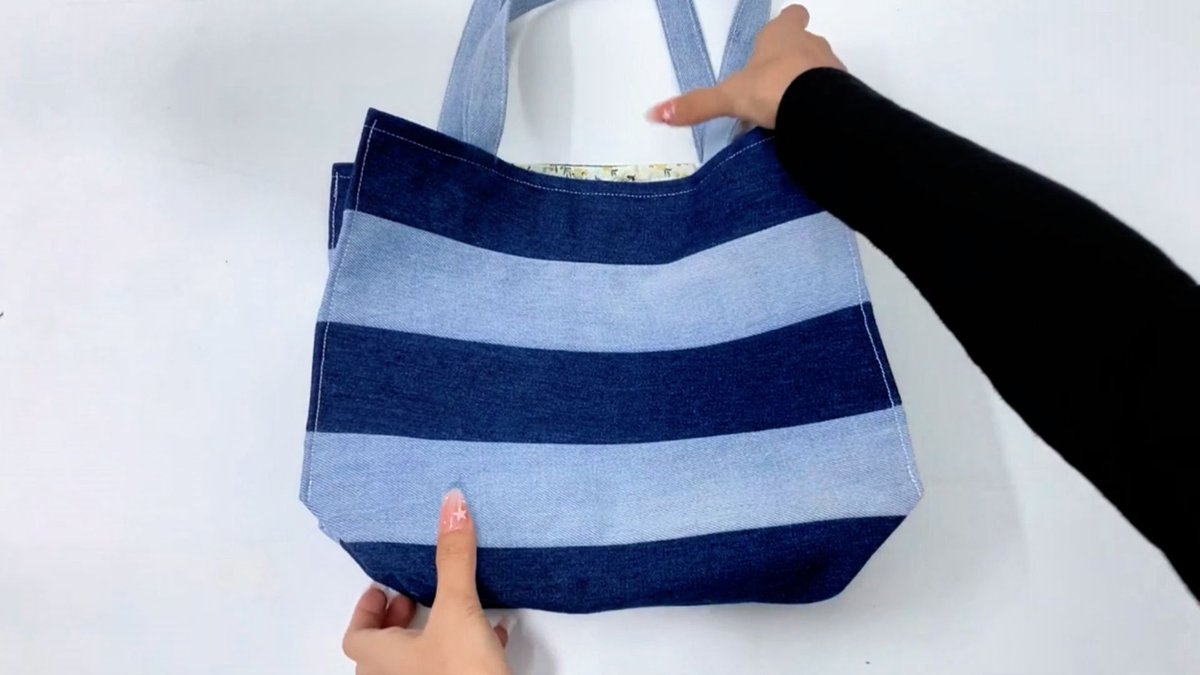 KeirlMatthew's tweet photo. Upcycled old denim jeans into a chic tote bag with my mom this weekend. Saving waste + getting something useful = double win! → https://t.co/HA2zpB6SB4