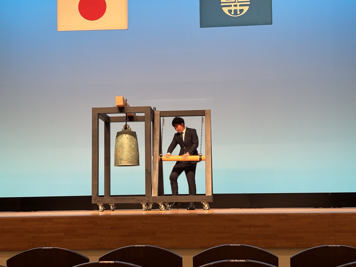 terminal_tsuda's tweet photo. 【平和祈念式典】
本日8/15は終戦記念日です。本日は平和の鐘つきをいたしました。また今年度より市内中学生による広島での平和学習派遣事業が始まり、生徒から派遣学習の発表がありました。世界の平和を祈ります。

#津田けんご　#職人政治家　#立憲民主党　#印西市　#子どもの未来　#印西市 https://t.co/LOqZ5UnP4B
