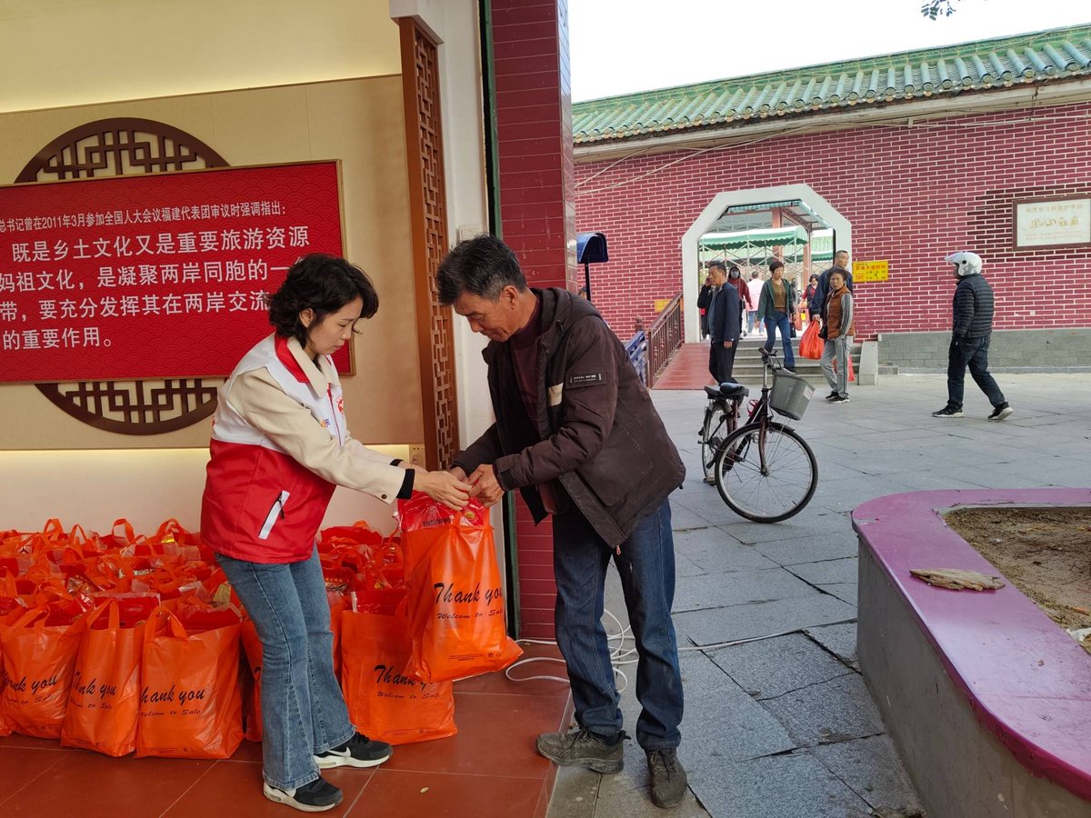 lhs7853's tweet photo. 今天跟着志愿队给社区独居老人送了便民礼包，帮着整理家务唠了唠家常，看到老人攥着我手说“有人陪真好”，这趟“暖冬小事”比啥都值～ https://t.co/aG4NyeOrox