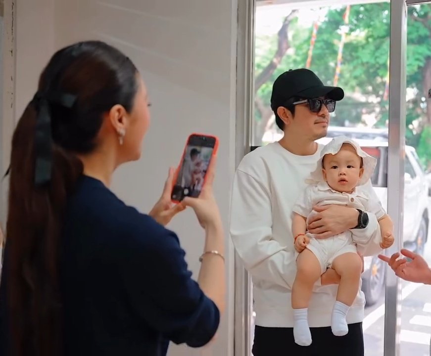 CarlosMiguel652's tweet photo. Grabe yung freshness ni Pau dito!
Iba yung dating ni Pau habang karga niya yung baby, while pinipicturan siya ni Kimmy. Super kilig naman ako! Haha!

#KimPau #KimChiu #PauloAvelino
These are my own SS from JCNeps IG https://t.co/eYf3mqgzi9