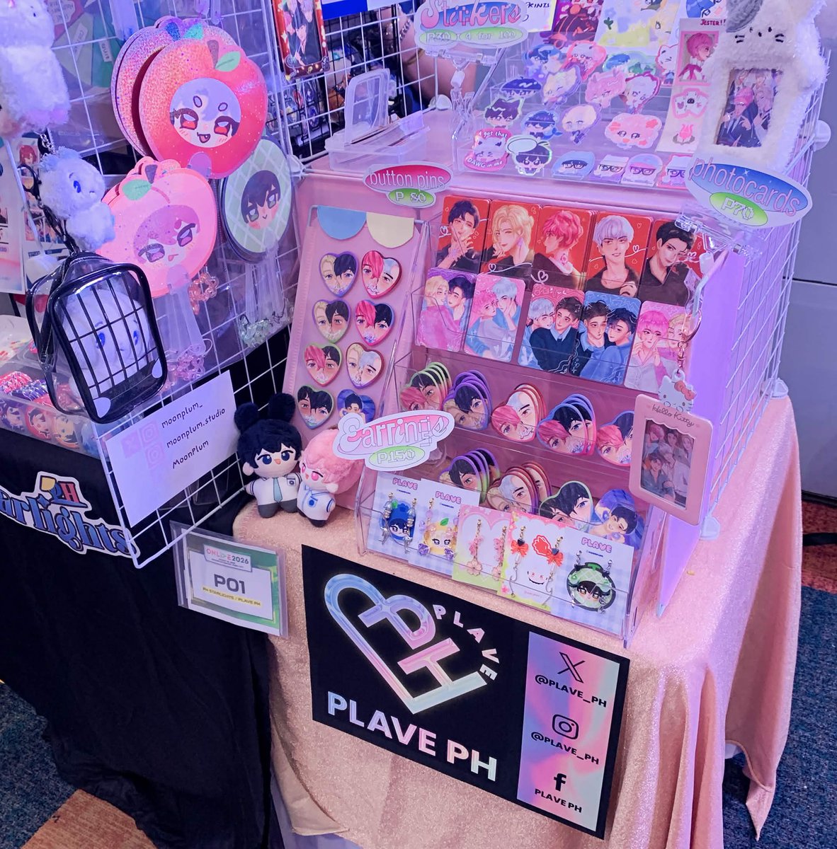 PLAVE_PH's tweet photo. Weβre here at @OnliveConPH! πβ¨ Drop by Booth P01 and come say hi to our amazing artist @moonplum__ππ
See you, PLLIs
#ONLivePH #ONLivePH2026 https://t.co/1hDRwZlg55
