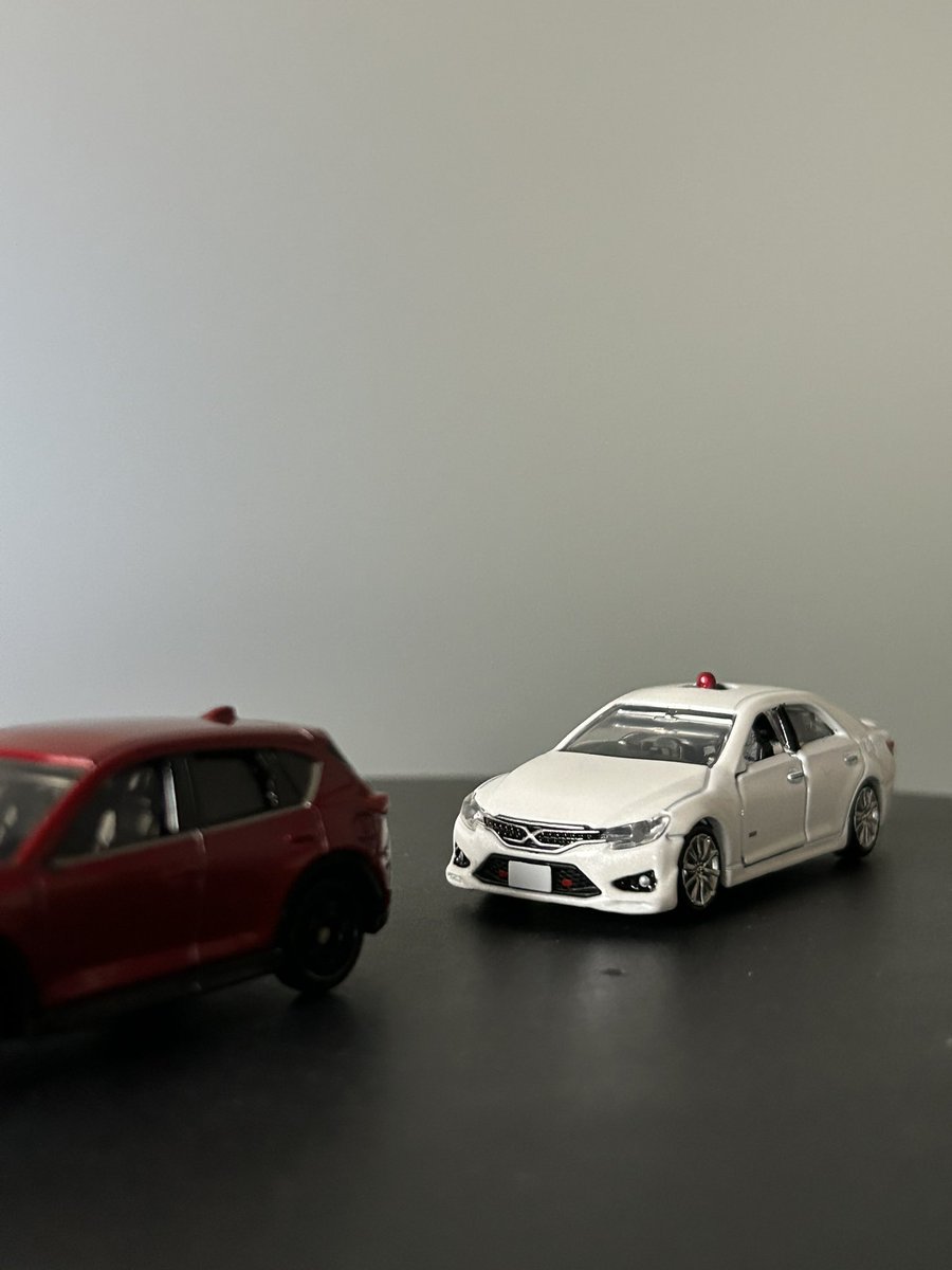 yasu_cx5's tweet photo. こういう遊び方もできる🚓
#トミカ
#cx5
#マークx
#交通取締り https://t.co/S2T5b1RTkR