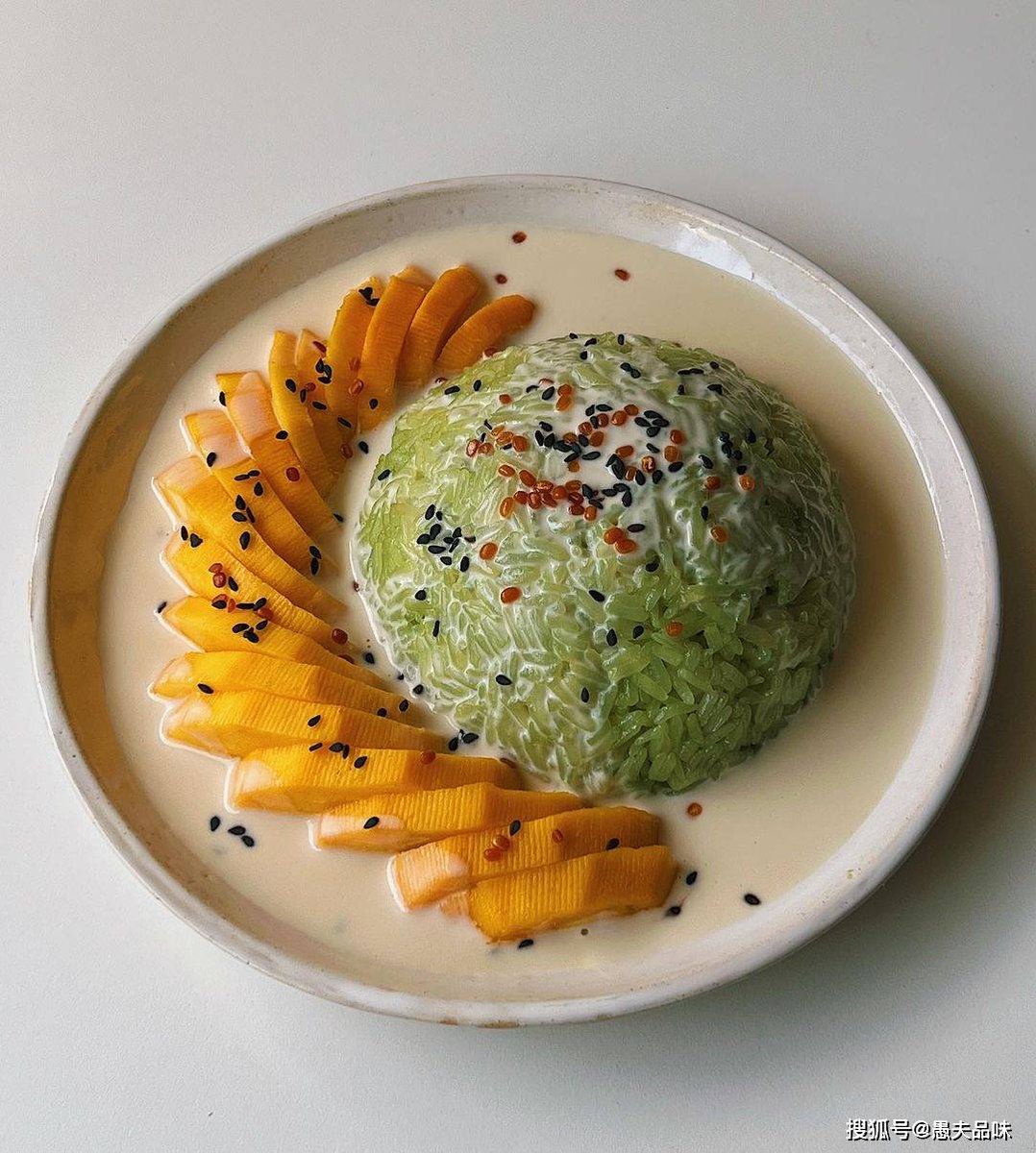 LifeRocksX's tweet photo. Just grabbed the softest mango sticky rice after a long walk—sunshine + Thai sweetness = perfect little moment. https://t.co/vHtIjtmzd2