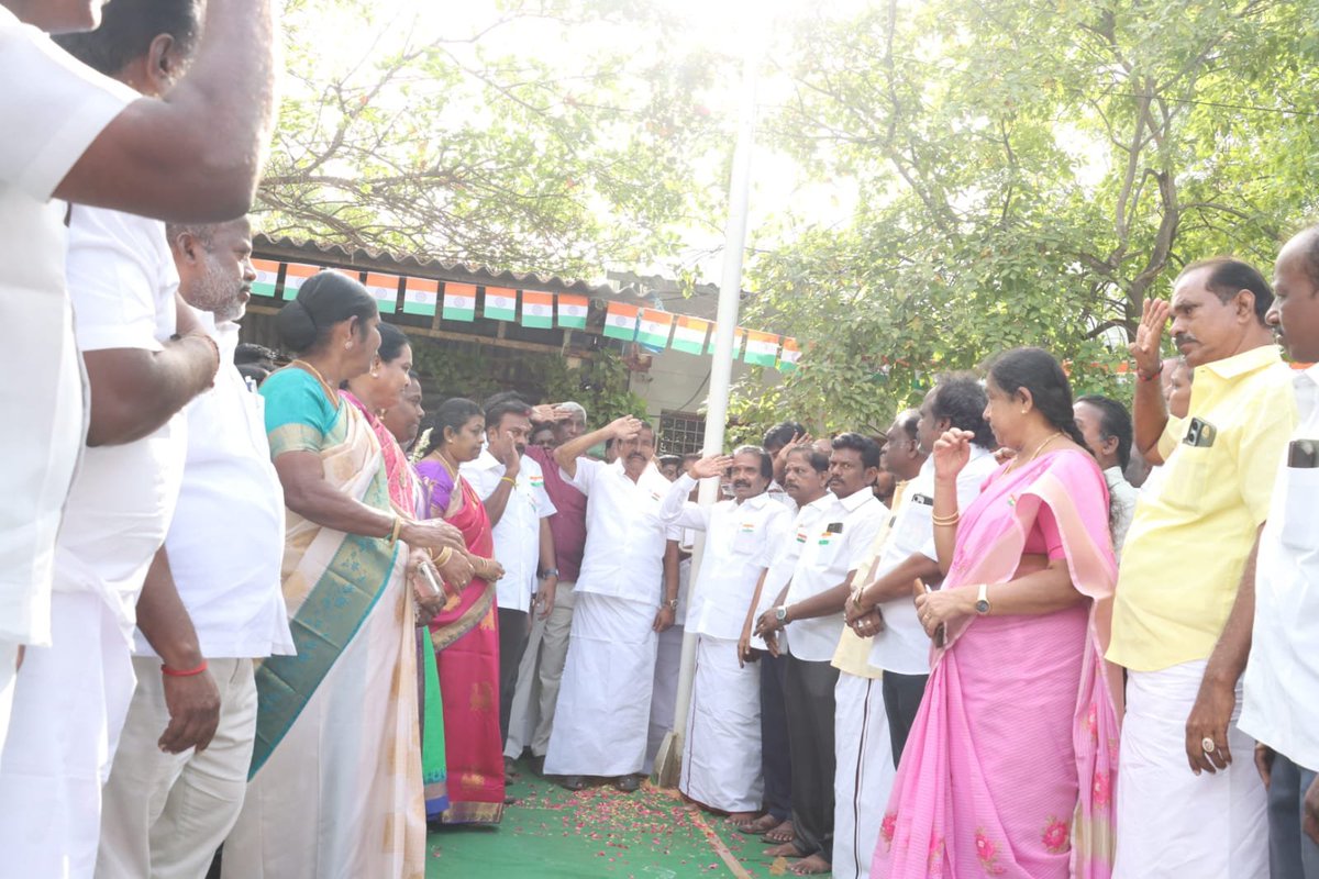 KN_NEHRU's tweet photo. நம் இந்திய திருநாடு விடுதலை அடைந்து 80-வது சுதந்திர தினத்தை கொண்டாடும் நம் நாட்டு மக்கள் அனைவருக்கும் பெருமைமிகு நல்வாழ்த்துகள். 

இத்திருநாளை முன்னிட்டு திருச்சி தில்லைநகரில் அமைந்துள்ள நமது கழக அலுவலகத்தில் ���ூவர்ணக் கொடியை ஏற்றி வைத்து மரியாதை செலுத்தினோம். அதைத் தொடர்ந்து கழக நிர்வாகிகளுக்கு இனிப்புகள் வழங்கி மகிழ்ச்சியை பகிர்ந்து கொண்டேன்.

பன்முகத் தன்மை கொண்ட நம் இந்தியாவில் அன்பும் -  சகோதரத்துவமும் - மத நல்லிணக்கமும் என்றும் செழித்தோங்கட்டும்..!

#IndependenceDay
