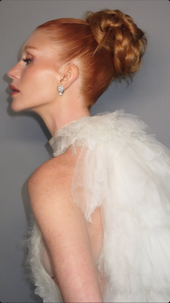 Carolllaini's tweet photo. Marina ruy barbosa como um ser celestial, uma deu nesse look para o Festival de Gramado para a divulgação do filme Antártida,  de tão linda que ficou nesse vestido. Não vou cansar de admirar https://t.co/1Rpt87mywn