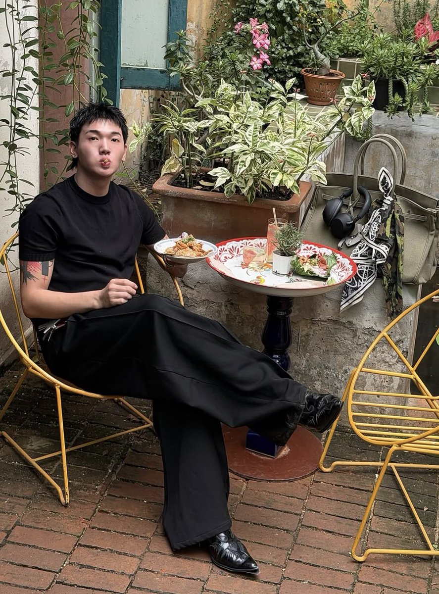RURU_WooStore's tweet photo. 結局、黒一色でもシルエットが綺麗ならちゃんと洒落て見える。

コンパクトなトップスにワイドパンツ、このバランスかなり好き。 https://t.co/BCxfs9EDk6