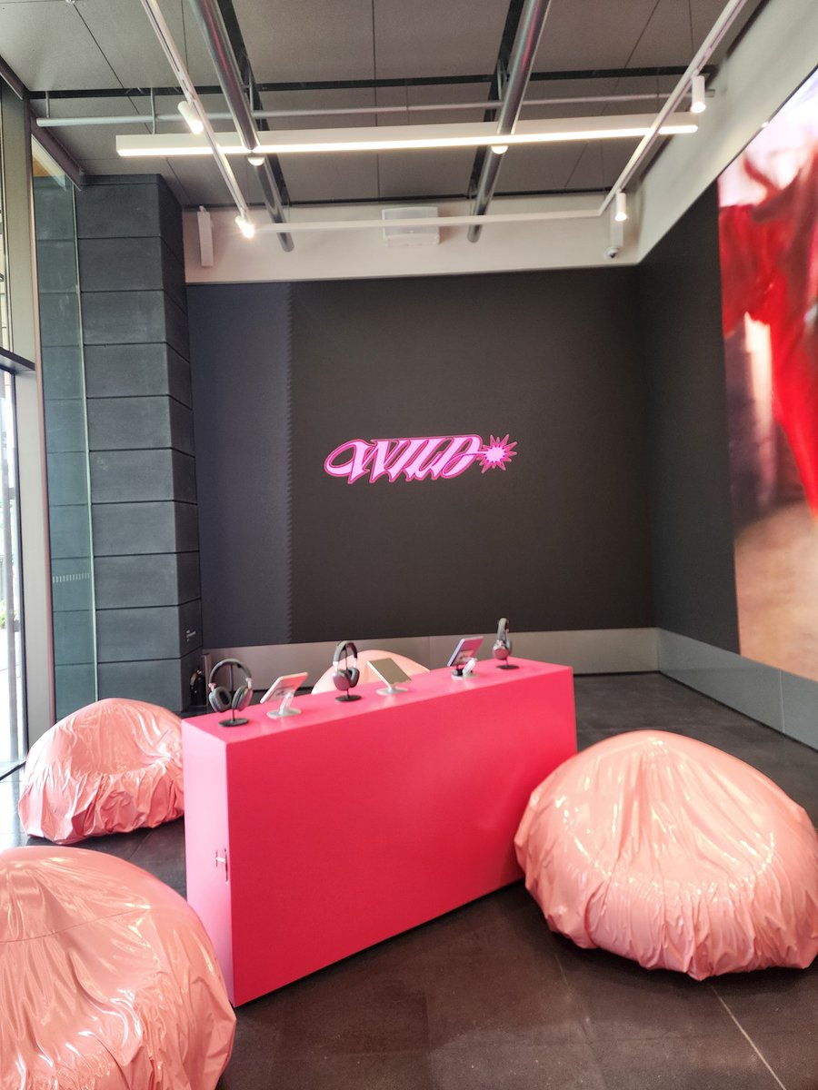 DoctorMoonchild's tweet photo. #katseye_wild_popup #사운드웨이브 @katseyeworld
It was very comfortable, a big pop up store and the staff was really kind ❤️ https://t.co/8OzKSSaBw2