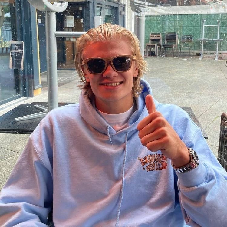 etomiau's tweet photo. Spider-Man! | #haalingham au

AU Donde Jude es Spider-Man e intenta por todos los medios mantener su identidad en secreto, o donde Erling cree tener una relación parasocial con el hombre araña y está decidido a descubrir quién se esconde detrás de la máscara. https://t.co/kHil1eXpkY