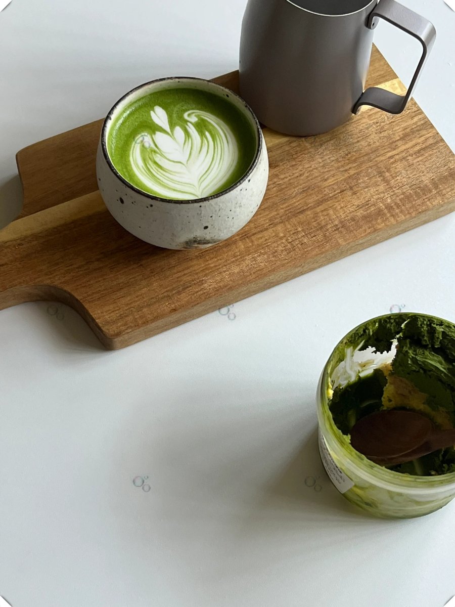 EvGor85's tweet photo. Easy iced matcha latte in 2 mins! Whisk matcha powder + hot water, pour over ice u0026 add oat milk. Perfect for busy mornings. https://t.co/Ngw0MXpVu1
