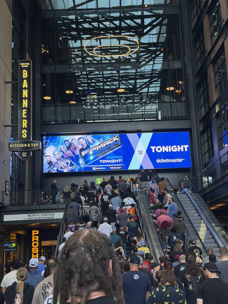 KevinIacoviello's tweet photo. And thatโs a warp on WWE Boston, until the nex show ๐ฅ๐ฏ #WweBoston #Smackdown https://t.co/P6HY08CeDD
