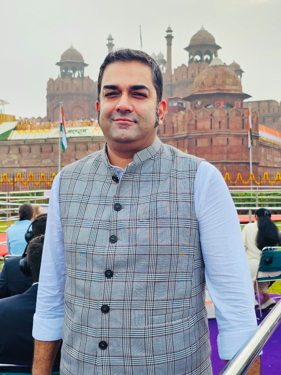 Kesridevsinh's tweet photo. लाल किले की ऐतिहासिक धरती पर 80वें स्वतंत्रता दिवस समारोह में सहभागी बनने का गौरव प्राप्त हुआ। 

तिरंगे की आन-बान और शान के बीच यह अवसर उन वीर सपूतों के त्याग, तपस्या और बलिदान को नमन करने का है, जिनके संघर्षों से हमें स्वतंत्र भारत मिला।

जय हिंद!

#IndiaIndependenceDay https://t.co/n2I8vKeUAL