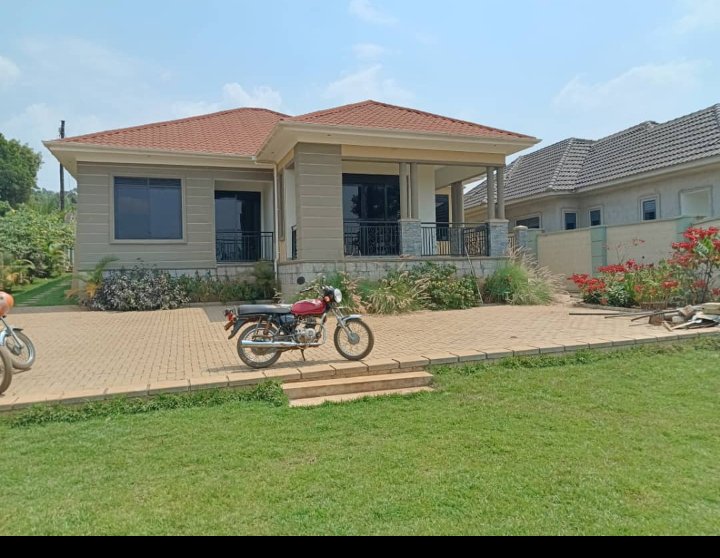 KMT_properties's tweet photo. π₯π₯π₯ Hot deal of the week!!!
Beautiful π₯° Home up 4 sale!!!
Location #Namugongo_jinja misindye
π#4bedrooms#3bathrooms*2 independent boys quarters
βοΈ#20decimals
π with nice compound space coupled with flowers πΊπΊ
At only #355m ugx last
Inbox π₯ me Whatsapp or call 0786396665