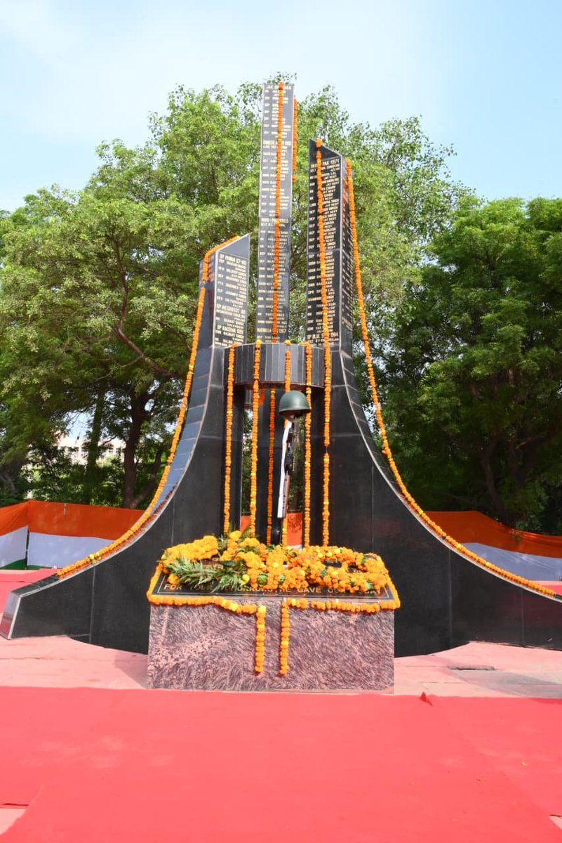 MPNaveenJindal's tweet photo. आज 80वें स्वतंत्रता दिवस पर हिसार में ध्वजारोहण से पूर्व शहीदी स्मारक पहुंचकर देश के अमर शहीदों को श्रद्धांजलि अर्पित की। 

उनके त्याग और बलिदान के कारण ही हम आज स्वतंत्र भारत में सांस ले रहे हैं। देश के लिए सर्वस्व न्योछावर करने वाले हर वीर सपूत को शत-शत नमन। 

जय हिंद। 🇮🇳 https://t.co/81xHvpsx3h