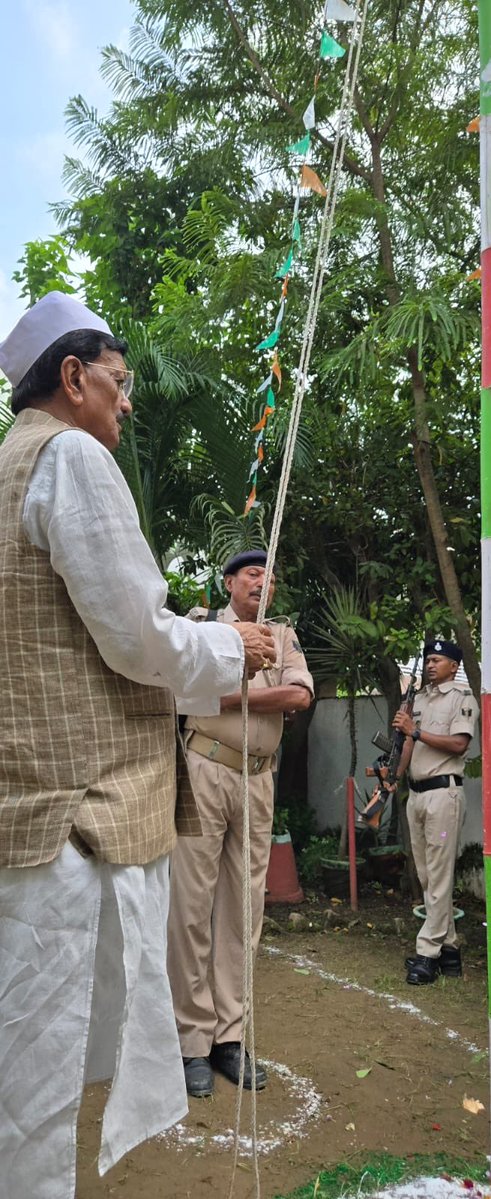 DrMadanMohanJha's tweet photo. 80वें स्वतंत्रता दिवस के अवसर पर आज पटना स्थित आवास पर ध्वजारोहण कर राष्ट्रीय ध्वज को सलामी दी।

आप सभी को स्वतंत्रता दिवस की हार्दिक बधाई एवं शुभकामनाएं! 🇮🇳 https://t.co/USTPbjlN0I