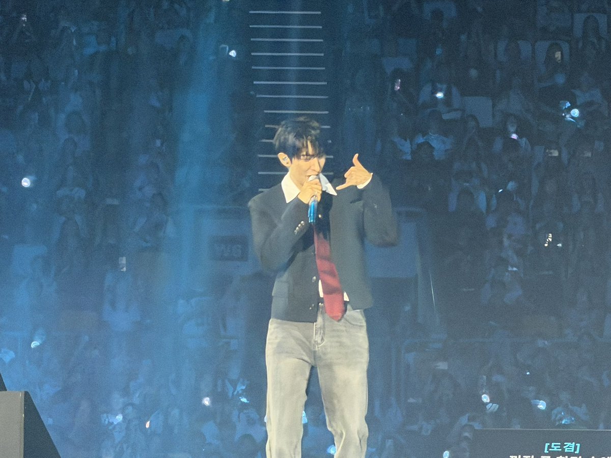 deatttha's tweet photo. 폰카밖에 못 들고갔는데 남자가 화끈하고 분위기가 잘생겼어요👍
노래 기깔나게 말아줬고 아나스 일어나세여!! 했는데 팬분들 다들 어..? 네..? 하면서도 일어나심ㅋㅋㅋㅋ https://t.co/PCY1SMYsQB
