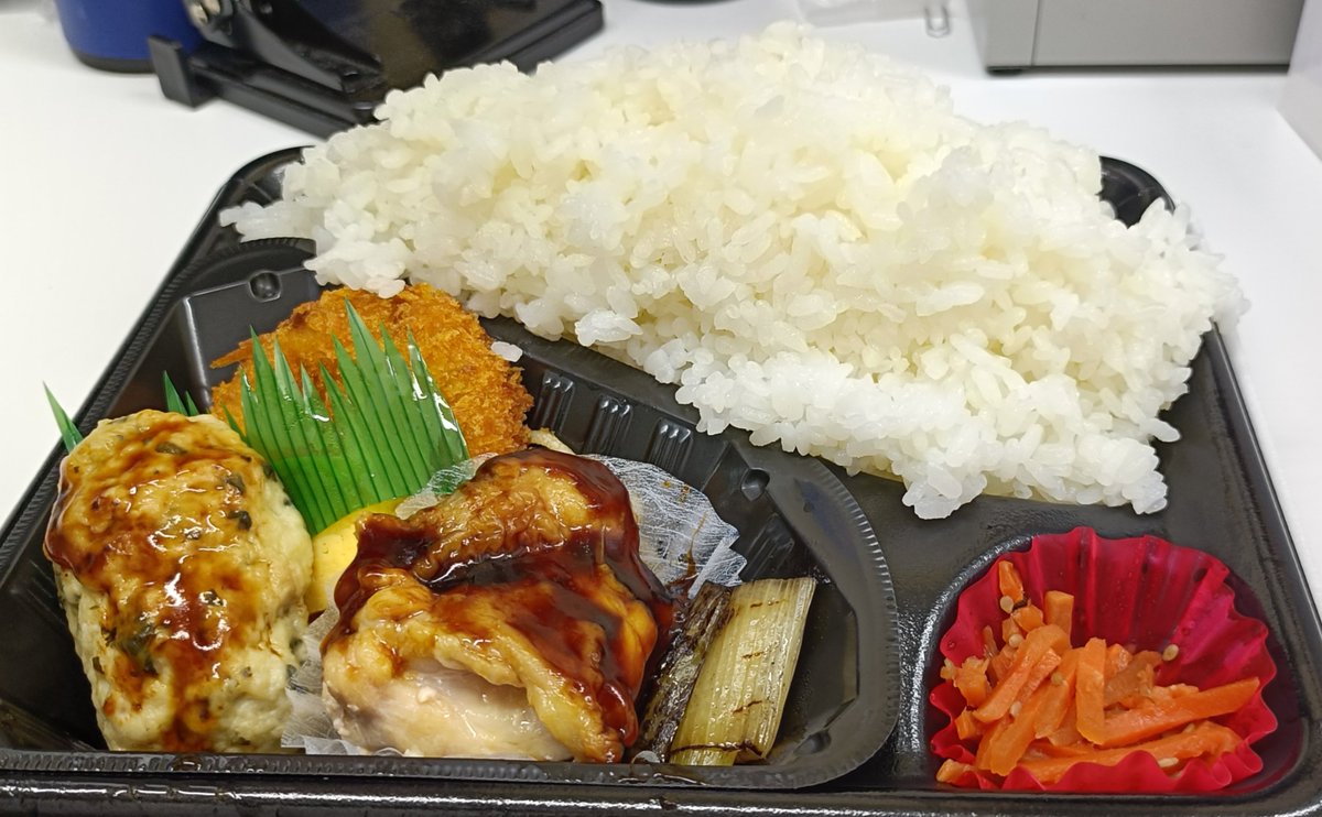 edamamedaka's tweet photo. リアル特盛にしたらこんな感じ
　ごはんが寒���渓の形に似ているらしい　　
　#ポプ弁 #特盛 #いただきまいちゃーん https://t.co/dNR3cVhI7I