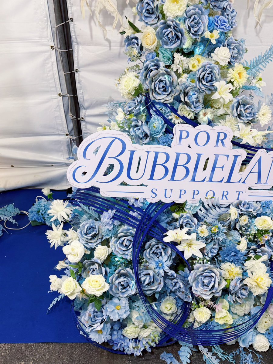 porbubbleland's tweet photo. Por Fancon fan support has arrived at the venue 3️⃣+4️⃣

👼🏻Angel standing flower
💙Purple flower wall

Everyone’s welcome to take photos! 
We look forward to your shares 💙
📍 Location: 3rd Floor, IMPACT
📆 Display Period: August 15 – August 16, 2026

Image credit thanks @5percentmarch

DUANG GO ROUND DAY1
#DuangConcertDay1
#Porsuppakarn
#DuangGoRoundConcert
