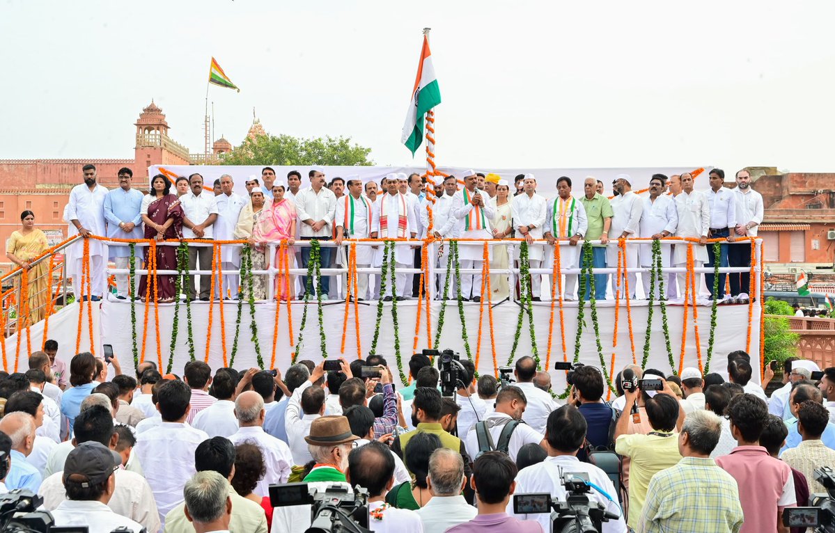 GovindDotasra's tweet photo. जयपुर में बड़ी चौपड़ पर आयोजित ध्वजारोहण समारोह में सभी को स्वतंत्रता दिवस की बधाई दी। 
#HappyIndependenceDay https://t.co/NYAcaEZROx