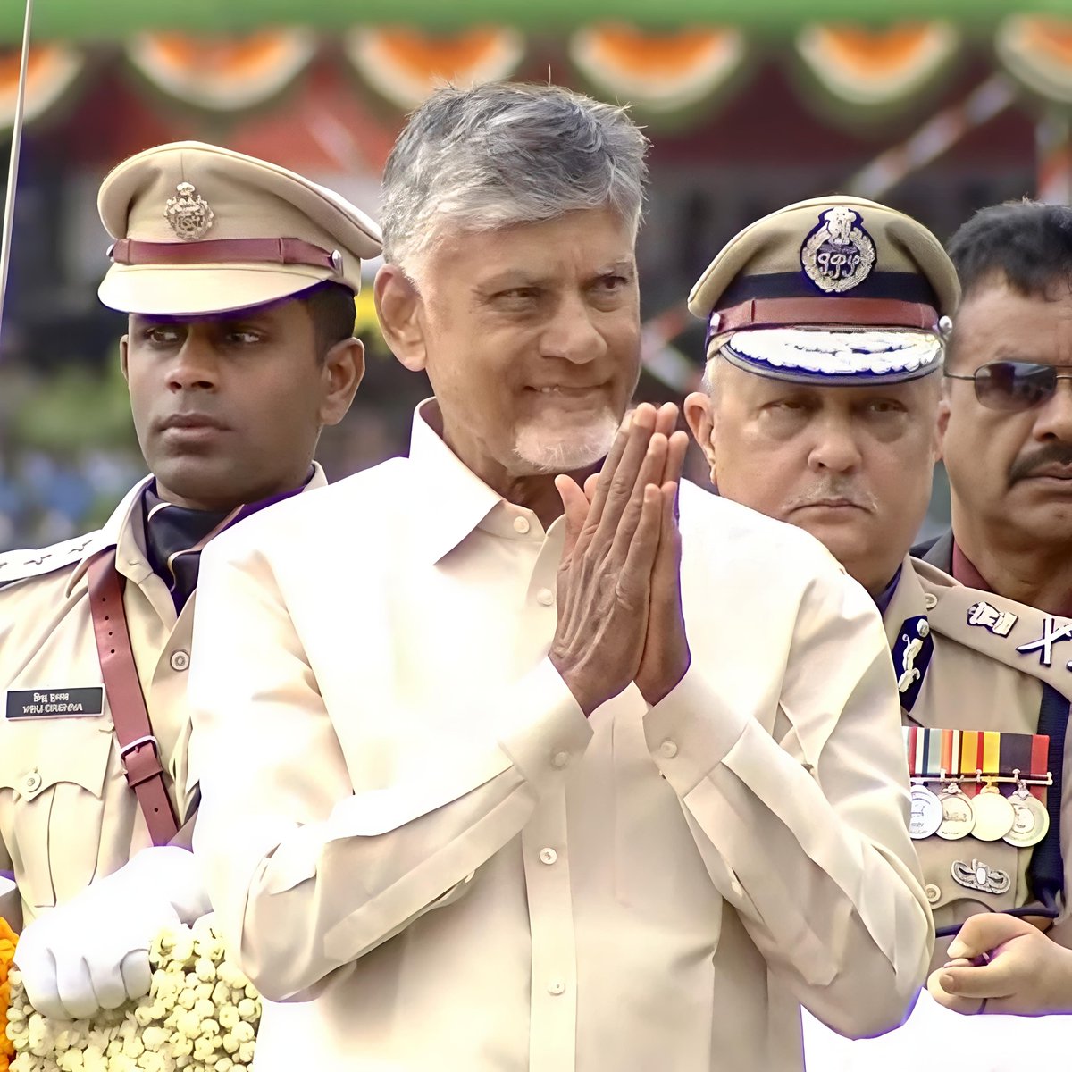 Theteluguone's tweet photo. 80వ స్వాతంత్య్ర దినోత్సవ వేడుకల్లో పాల్గొన్న ముఖ్యమంత్రి శ్రీ నారా చంద్రబాబు నాయుడు గారు..
▶️🔴LIVE https://t.co/RK6vTE8N0x
#TeluguOne #TeluguNews #AndhraPradesh #Amaravati #IndependenceDay #AUG15th #APCM #NaraChandeababuNaidu https://t.co/HUCDkUKfkr