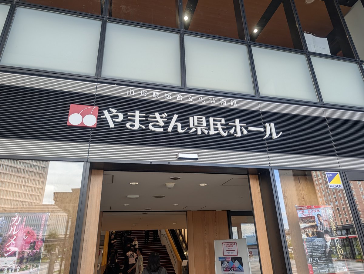 norilunals's tweet photo. 久々のツアー参戦！グッズ列、屋内なのはうれしいけど長さやばいな😅 https://t.co/8XZGvQDRz9