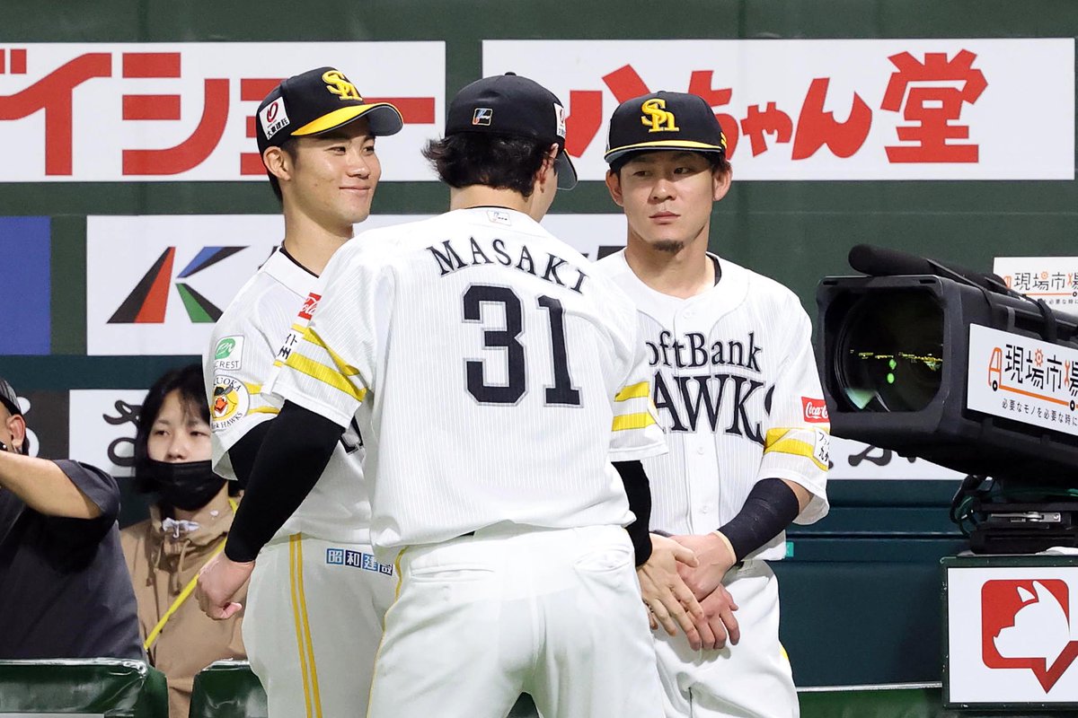 takafullc2's tweet photo. 【ライバル】

試合前、表彰を受けた正木智也選手！

ナインと笑顔でハイタッチを交わす中…

牧原大成選手だけは塩対応？

photo by Kazutaka Kuriki📷 https://t.co/B7OJD4Xu1H