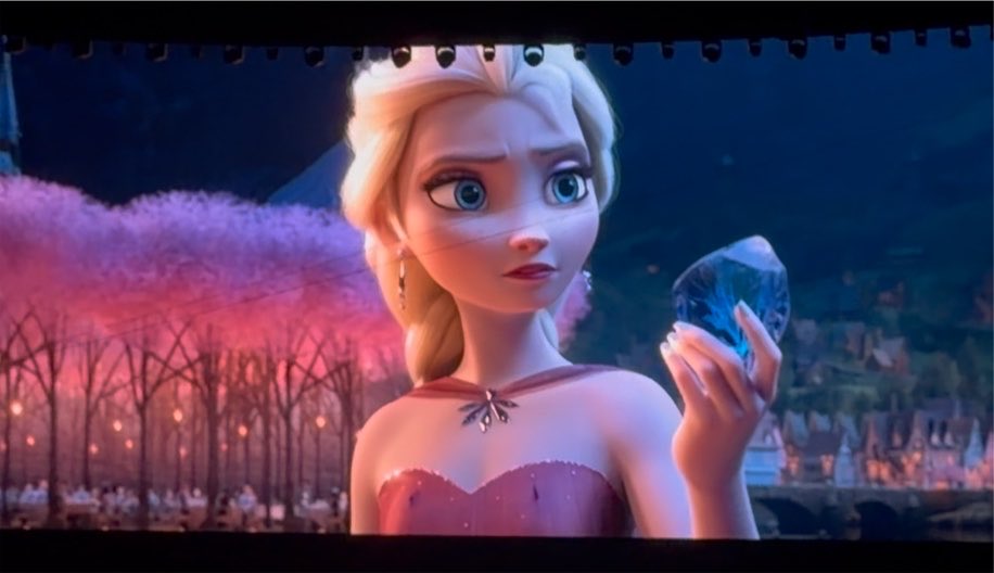 johnnydisney15's tweet photo. 赤ドレスエルサ やべー💕💕💕💕💕

#D23 #Frozen3 https://t.co/LwoS0op1ek