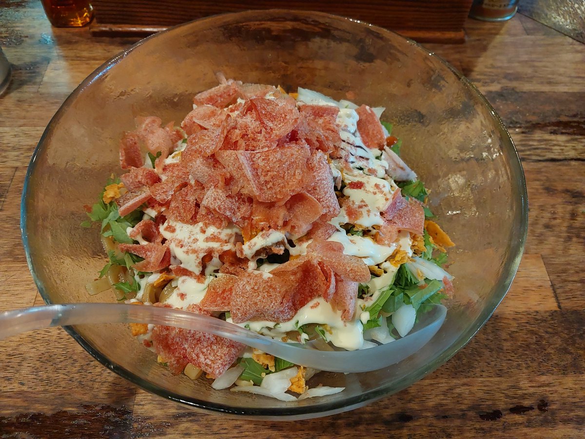 you_dynamic4's tweet photo. 今日は映画見たあと帰りに麺処まるわさん寄ってお昼です。
「冷しNEWYORK」
タコス的なまぜそばと言うか…
説明はしにくいけど、食べたら美味しい一品です。
以前食べた時とビジュアルは変わってるけど、相変わらずの美味しさでした。

暑い時期はまるわの冷しメニューが助かります♪

※右は2024年の https://t.co/8ggQMMml5D