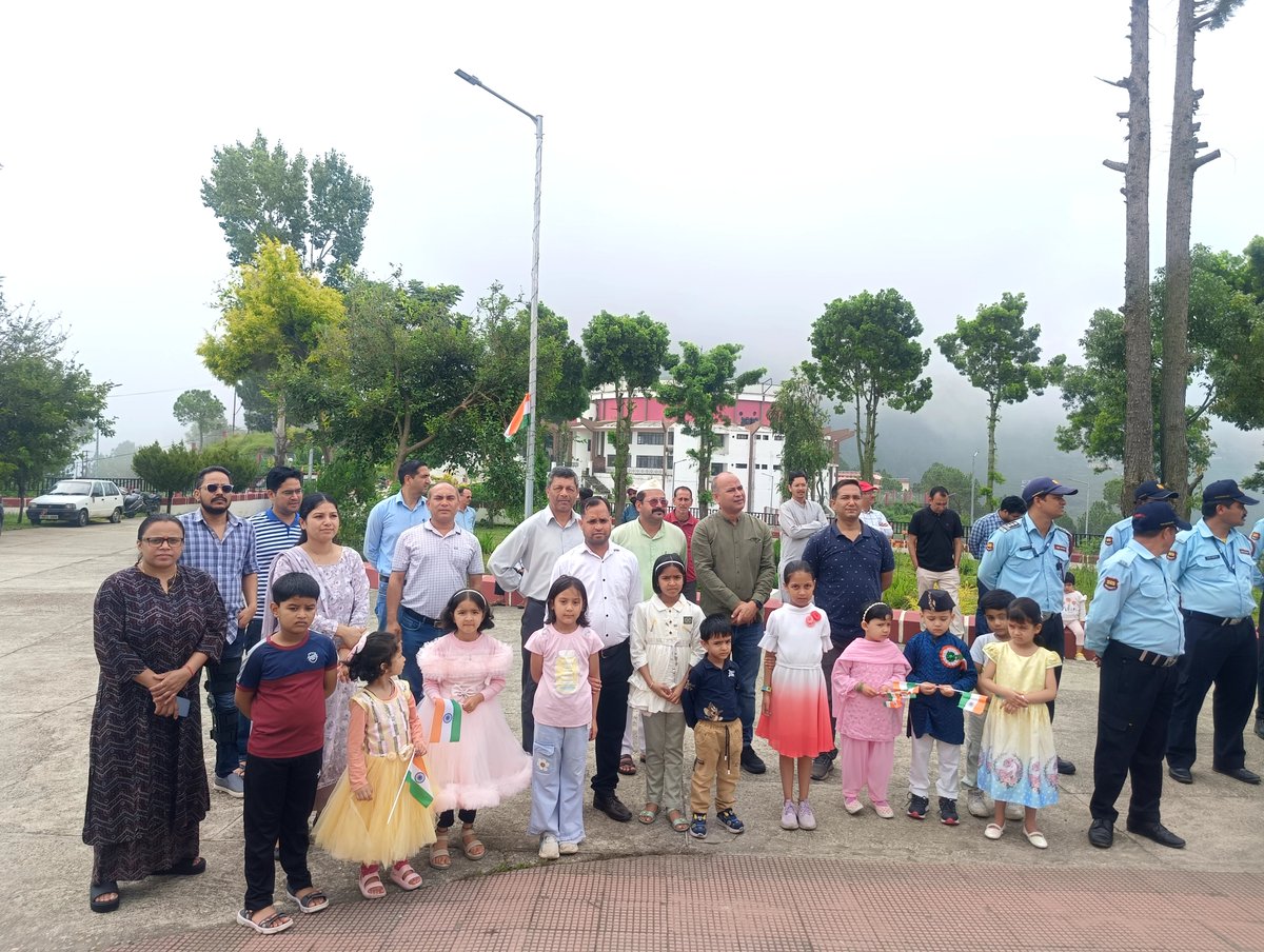 gbpietpauri's tweet photo. संस्थान में #80वांस्वतंत्रतादिवस हर्षोल्लास के साथ मनाया गया। निदेशक @drvkbanga जी ने #राष्ट्रध्वज फहराकर देश के अमर बलिदानियों को श्रद्धापूर्वक नमन किया। विद्यार्थियों से आह्वान किया कि देश के समक्ष उपस्थित चुनौतियों को समझें और अपने कर्म से #राष्ट्रनिर्माण में सार्थक योगदान दें https://t.co/XlS1gsv0Uj