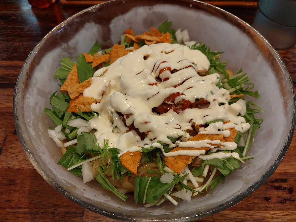 you_dynamic4's tweet photo. 今日は映画見たあと帰りに麺処まるわさん寄ってお昼です。
「冷しNEWYORK」
タコス的なまぜそばと言うか…
説明はしにくいけど、食べたら美味しい一品です。
以前食べた時とビジュアルは変わってるけど、相変わらずの美味しさでした。

暑い時期はまるわの冷しメニューが助かります♪

※右は2024年の https://t.co/8ggQMMml5D