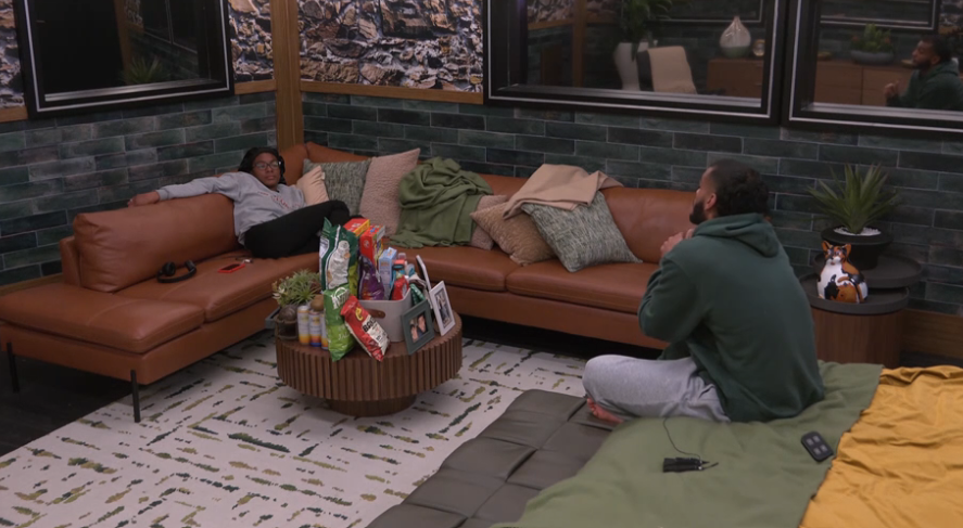 BBigBrotherBuzz's tweet photo. Taylor to Yash: Why doesn't she (Dee) trust me? Yash: I don't know, thats why i put her up. Taylor: She needs to go home. The fuck did i do to her? #BB28 #BigBrother #BigBrotherBuzz https://t.co/wVkGQYDe4y