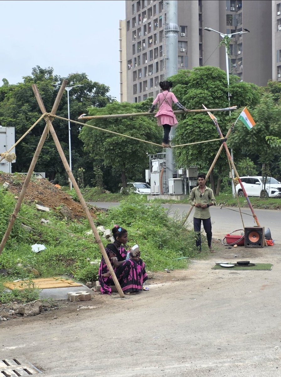 Ronak_Unadkat's tweet photo. Happy 80th Independence Day. 🇮🇳

True freedom will come when no child has to perform on the streets for a living, and every family has dignity, education and opportunity.

Clicked this today near my society.

We’ve come a long way. But there’s still a long way to go.

🇮🇳 Jai Hind https://t.co/B6a33YHGSO