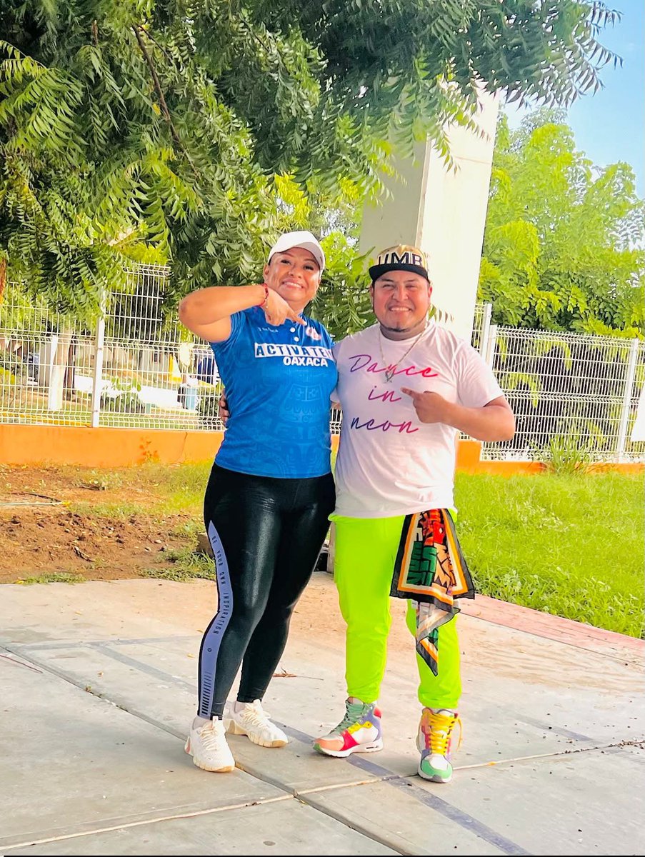 VickyBernal23_'s tweet photo. Cada vez más cerca de ti actividades masivas en comunidades #afromexicanas de #villadetututepec #costa la actividad física gratuita un derecho de todos gracias a #activateoaxaca @DEPORTE_GobOax @SanVillalobo_S y  @alfredoharphelu @FundacionAHHO 🚦
#semaforodeportivo 🚥 https://t.co/WU4e258E4y