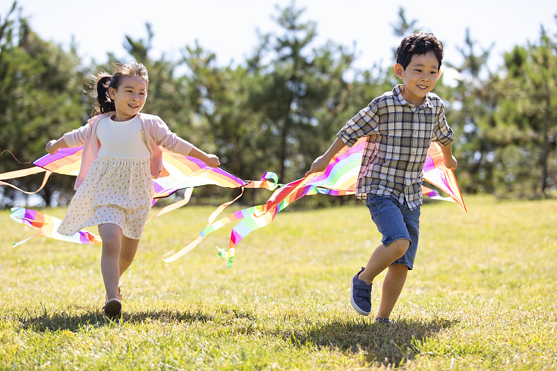 FreddaMcilmptr's tweet photo. Today’s morning fun: making paper airplanes with my 5-year-old! We laughed as we tested which one flew farthest—best tiny adventure ever https://t.co/aXZORZrKHj