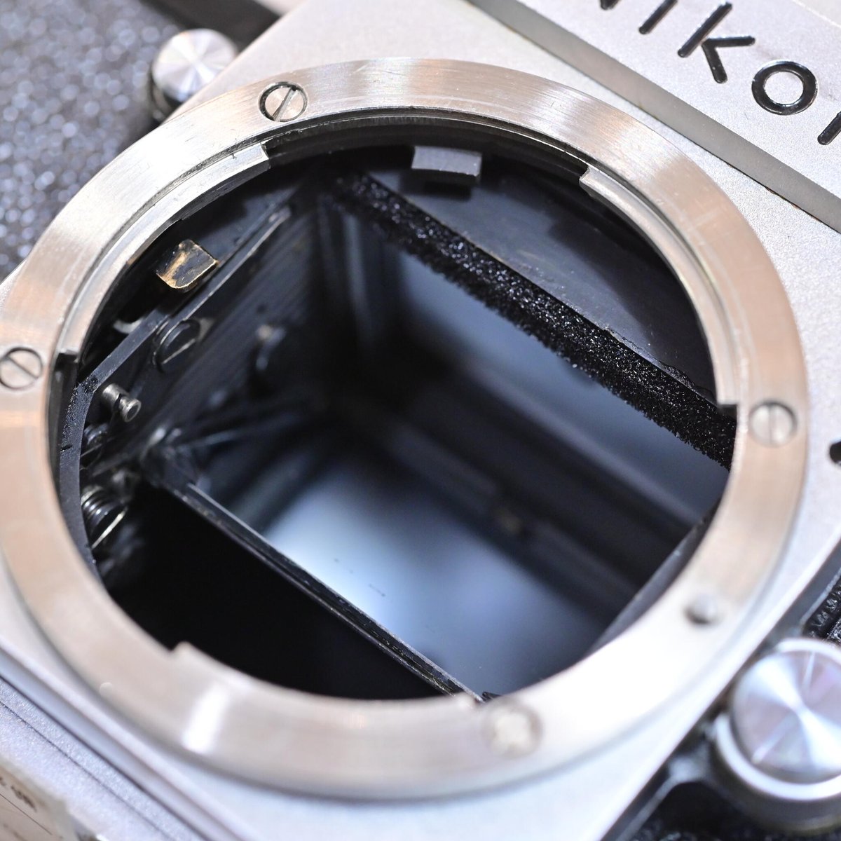 Nikon F の初期・前期型に刻まれた富士山マーク。 このロゴが付いて