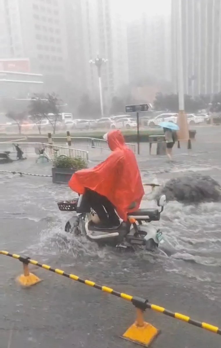 realshotput's tweet photo. A stranger helped me fix my broken bike on a rainy street today, no hesitation and no need for pay—kindness is such a warm spark in busy days. https://t.co/lXgaXPfuHi